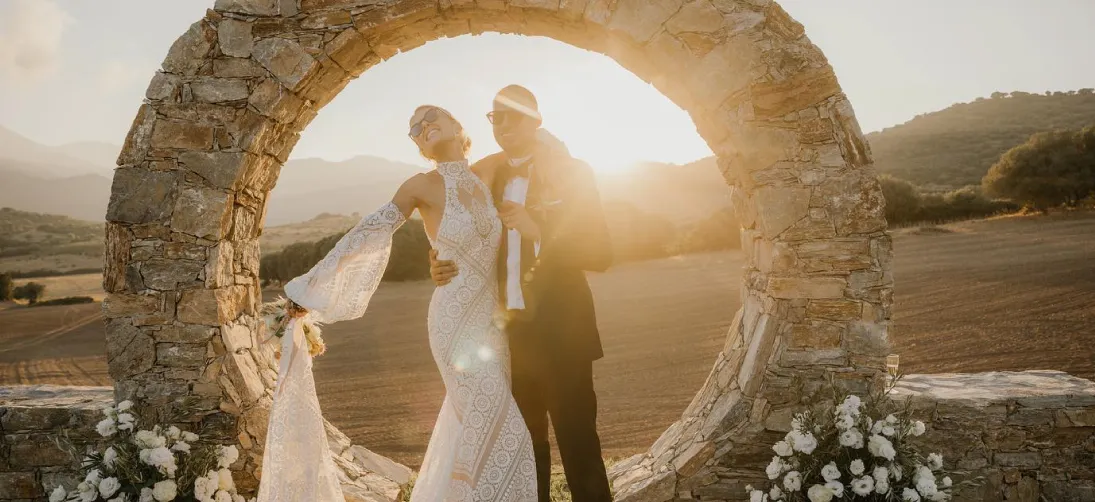 Mariage sous l'arche de pierre