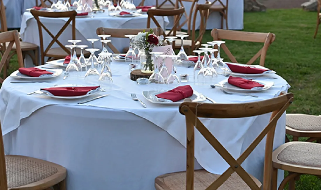 Tables de réception dressées
